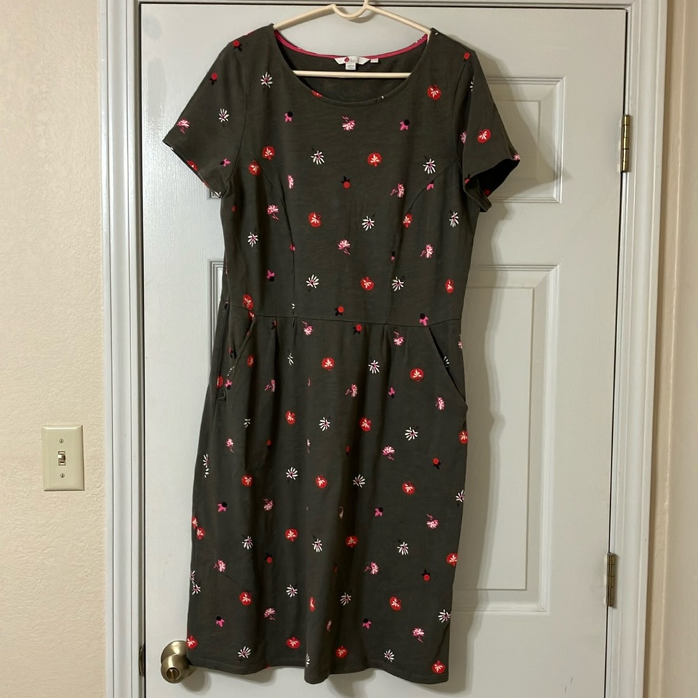 Boden size 12 dress green with flowers and pockets